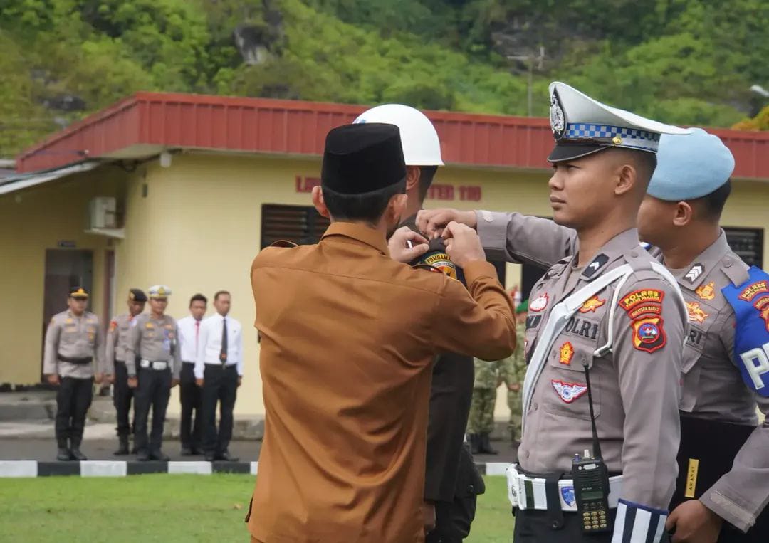 Wawako Allex saat pasangkan pita pada salah satu anggota OPS Patuh Singgalang 2026.